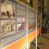 fotografia przedstawiająca stelaż z wystawą posterową Śladami Leona Wyczółkowskiego prezentowaną w Operze Nova w Bydgoszczy